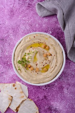 Nohut ve pide ekmeğinden humus..