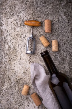 Şarap mantarları ve eski moda tirbuşon.