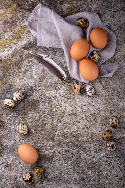 Taş zeminde tavuk ve bıldırcın yumurtası