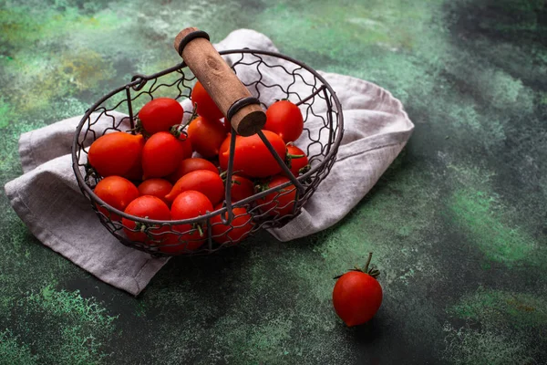Yeşil arka planda kiraz domatesleri — Stok fotoğraf