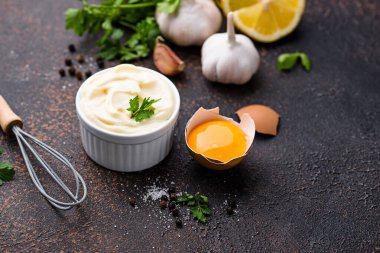 Malzemeli ev yapımı mayonez sosu.