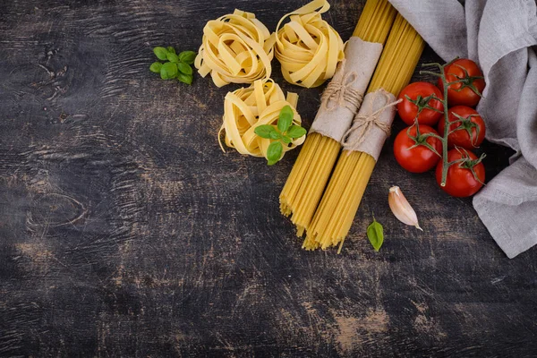 Espaguetis y tagliatelle de pasta italiana — Foto de Stock