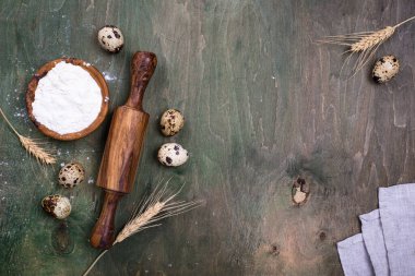 Yeşil ahşap kaplamalı merdane kavramı