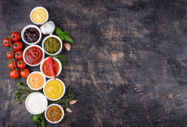 Farklı soslar seti. Ketçap, hardal, mayonez, pesto, marinara, adjika ve peynir sosu.