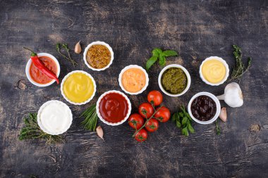 Farklı soslar seti. Ketçap, hardal, mayonez, pesto, marinara, adjika ve peynir sosu.