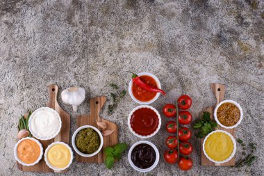 Farklı soslar seti. Ketçap, hardal, mayonez, pesto, marinara, adjika ve peynir sosu.