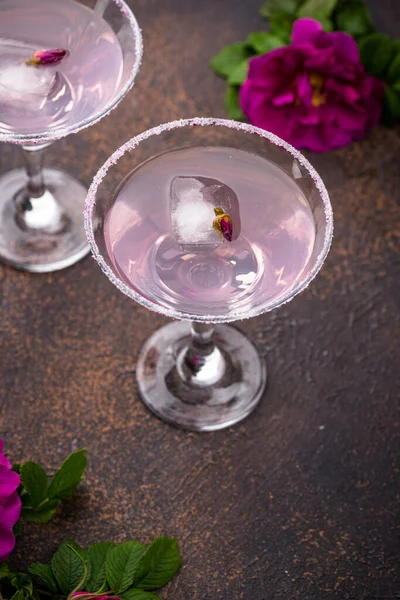 Rosa Martini Cocktail Mit Rosensirup Und Blüte Sommergetränk — Stockfoto