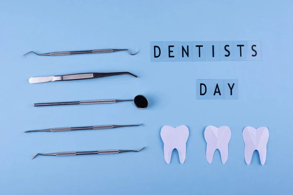 World Tandläkare Dag Koncept Med Stomatologi Verktyg Och Tänder — Stockfoto