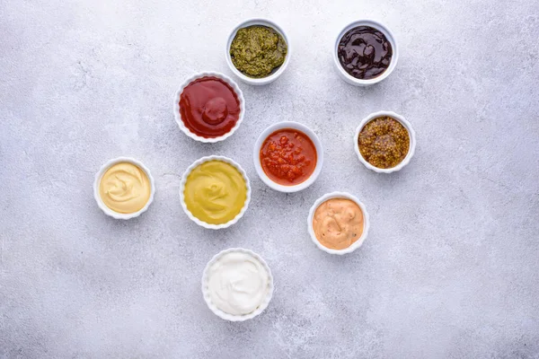 Conjunto Salsas Diferentes Ketchup Mostaza Mayonesa Pesto Marinara Adjika Salsa — Foto de Stock