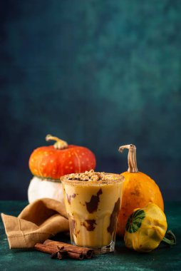 Sonbahar baharatlı balkabağı turtası, çikolatalı.