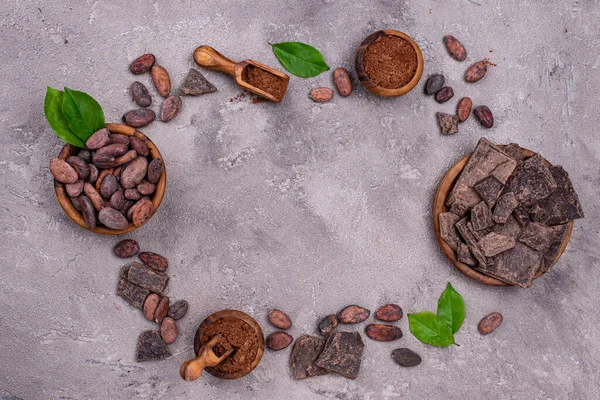 Bubuk Coklat Alami Biji Kakao Dan Potongan Cokelat Gelap — Stok Foto