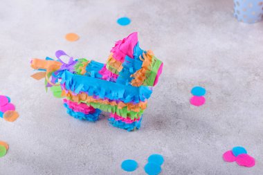 Eşek ya da at şeklinde geleneksel Meksika pinyatası.