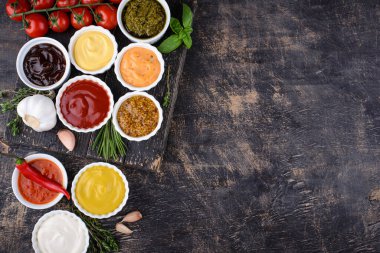 Farklı soslar seti. Ketçap, hardal, mayonez, pesto, marinara, adjika ve peynir sosu.