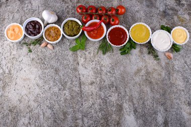 Farklı soslar seti. Ketçap, hardal, mayonez, pesto, marinara, adjika ve peynir sosu.