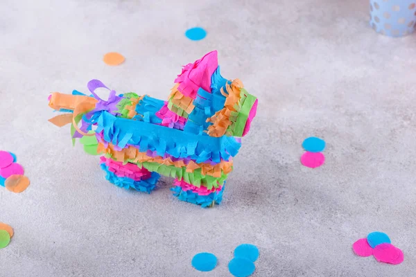 Eşek ya da at şeklinde geleneksel Meksika pinyatası.