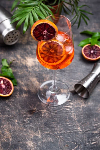 Коктейль Aperol Spritz Большом Бокале Вина Окровавленными Апельсинами Красным Горьким — стоковое фото