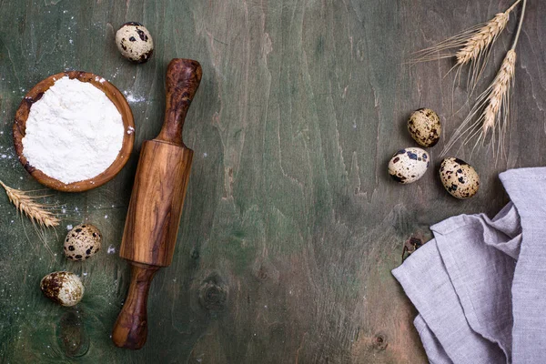 Yeşil ahşap kaplamalı merdane kavramı