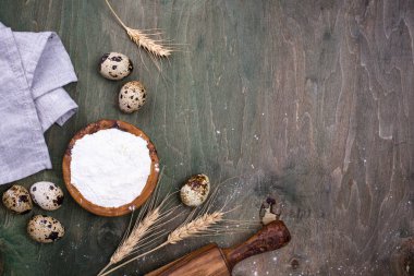 Yeşil ahşap kaplamalı merdane kavramı