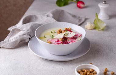 Karnabahar ve patates çorbası turpla süslenmiş.