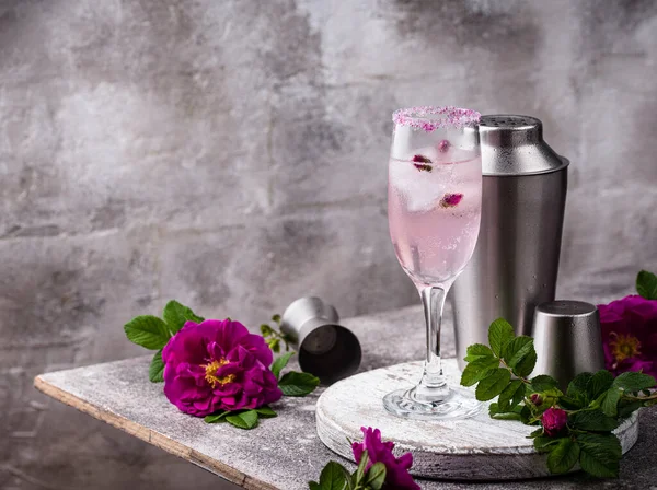 Розовый Коктейль Шампанским Розовый Сироп Лед Бутоном Розы — стоковое фото