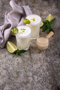 Brezilya beyaz limonatası ya da limonata. Limonlu ve yoğunlaştırılmış sütlü kokteyl