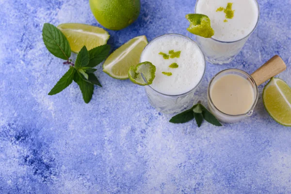 Brasilianische Weiße Limonade Oder Limonade Cocktail Mit Limetten Und Kondensmilch — Stockfoto