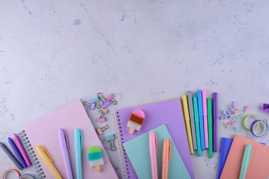 Fotokopi kitabı ve farklı sayfalarla okula dönüş konsepti