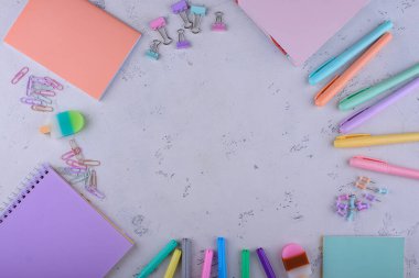 Fotokopi kitabı ve farklı sayfalarla okula dönüş konsepti