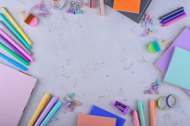 Fotokopi kitabı ve farklı sayfalarla okula dönüş konsepti