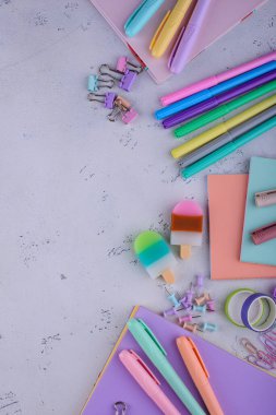 Fotokopi kitabı ve farklı sayfalarla okula dönüş konsepti