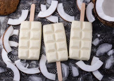 Hindistan cevizli dondurma. Ev yapımı sağlıklı tatlı.