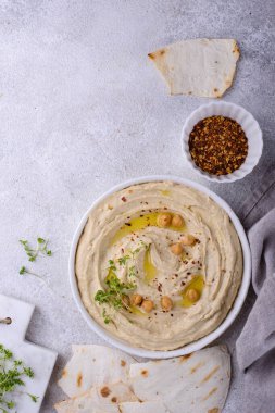 Nohut ve pide düz ekmekten humus. Sağlıklı vejetaryen yemekleri