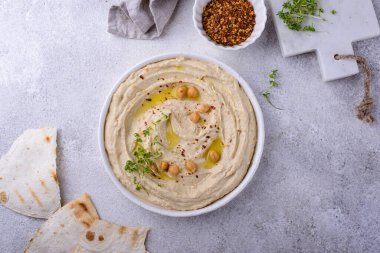 Nohut ve pide düz ekmekten humus. Sağlıklı vejetaryen yemekleri