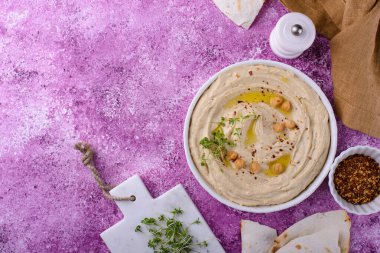 Nohut ve pide düz ekmekten humus. Sağlıklı vejetaryen yemekleri