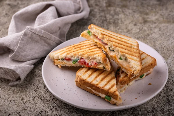 Jambonlu, domatesli ve peynirli ev yapımı sandviç.