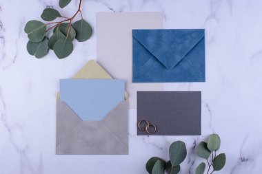 Düğün davetiyesi zarflı. Tarih kavramını kaydet