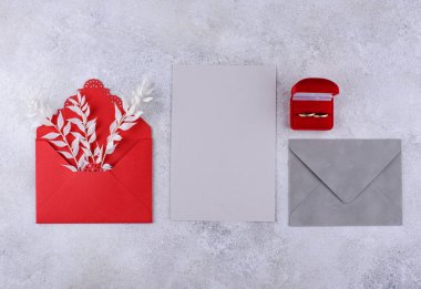 Düğün davetiyesi zarflı. Tarih kavramını kaydet