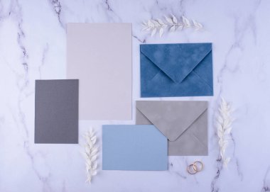 Düğün davetiyesi zarflı. Tarih kavramını kaydet