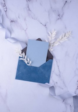 Düğün davetiyesi zarflı. Tarih kavramını kaydet