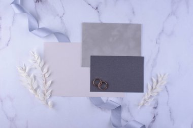 Düğün davetiyesi zarflı. Tarih kavramını kaydet