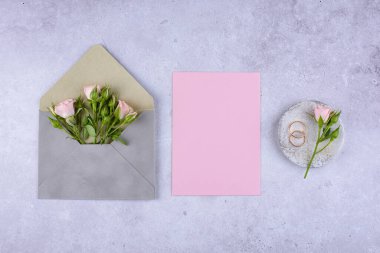 Düğün davetiyesi zarflı. Tarih kavramını kaydet