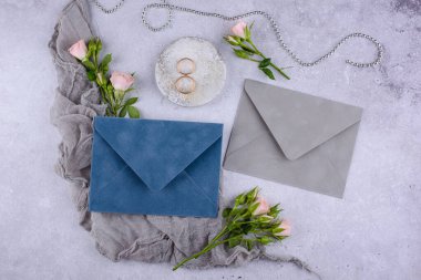 Düğün davetiyesi zarflı. Tarih kavramını kaydet