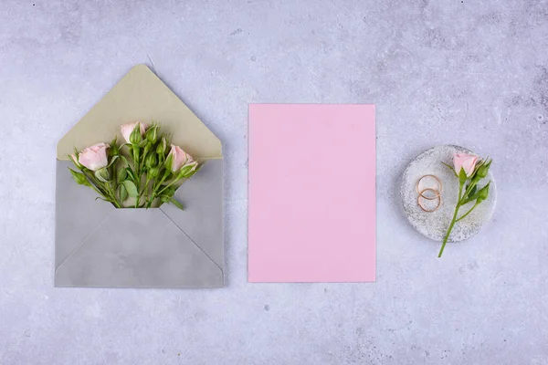 Düğün davetiyesi zarflı. Tarih kavramını kaydet