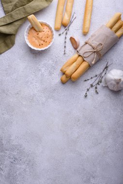 İtalyan Grissini, geleneksel aperatif sarımsaklı ekmek.