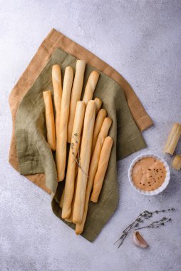 İtalyan Grissini, geleneksel aperatif sarımsaklı ekmek.