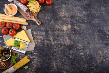 İtalyan yemek pişirme geçmişi makarna, peynir, domates ve fesleğen