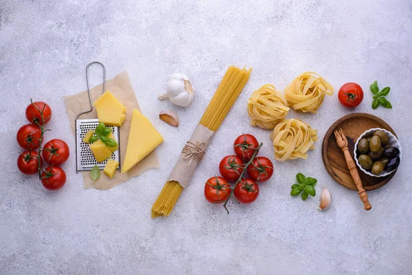 意大利烹饪背景 西红柿和罗勒 — 图库照片