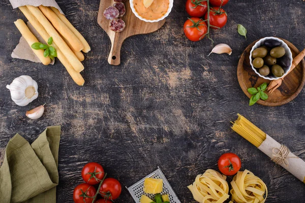 Italiaanse Keuken Achtergrond Met Pasta Kaas Tomaten Basilicum — Stockfoto