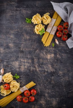 Çiğ İtalyan makarnası ve tagliatelle.