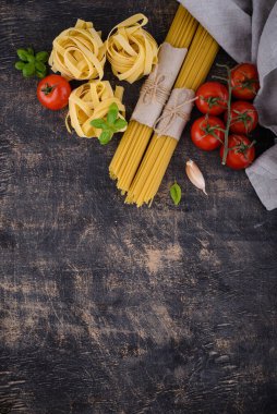 Çiğ İtalyan makarnası ve tagliatelle.